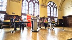 Menschen debattieren