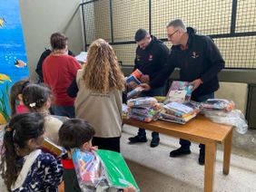 Spielzeug für Kinder wird verteilt.