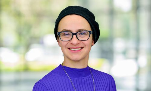 Porträt von Frau Stepak, Sekretariat der Klinik für Orthopädie und Unfallchirurgie.