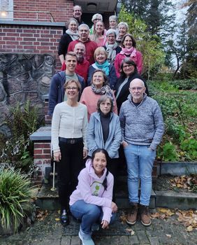 Die Absolventinnen und Absolventen des Kurses “Sterbende begleiten lernen” vor dem Malteser Hospiz-Zentrum. 