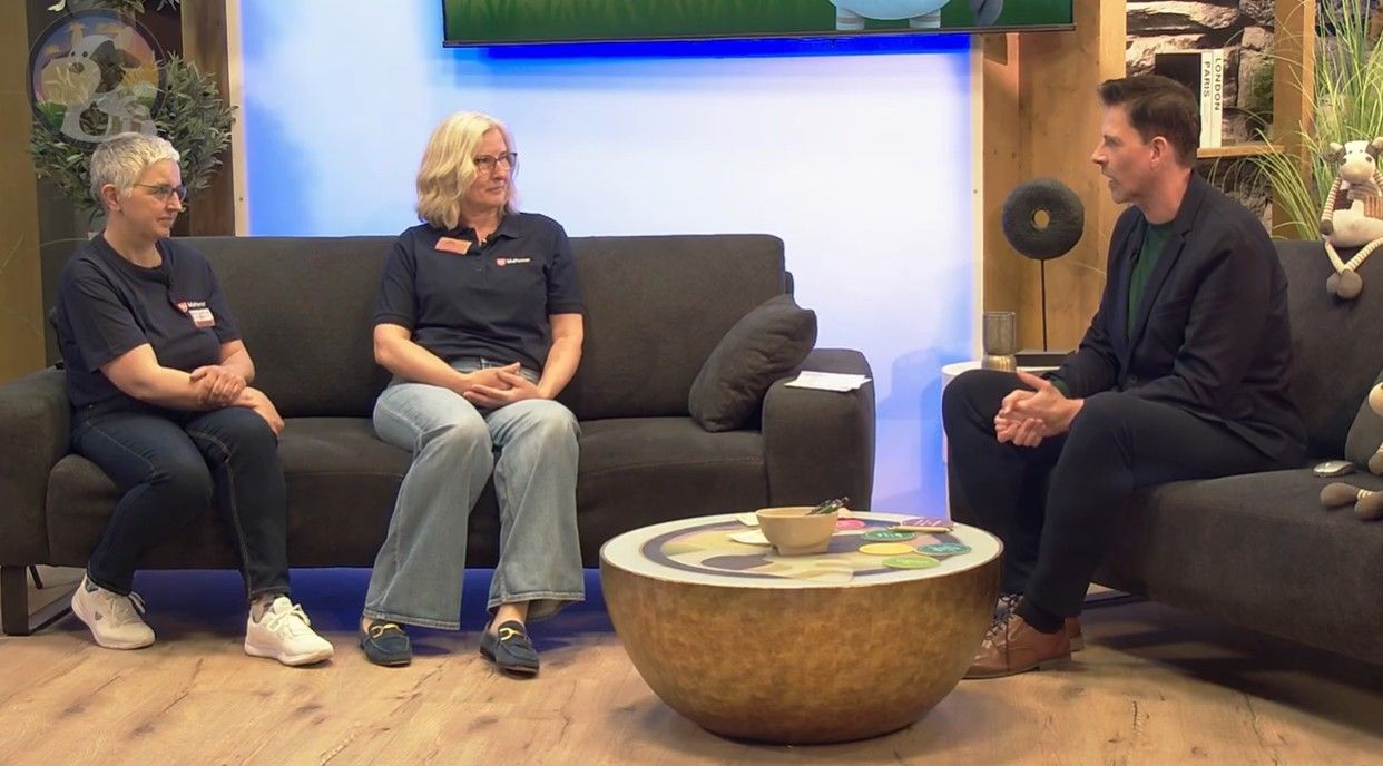 Christa Wübben und Inge Hengemühle sitzen im Studio von Trude Kuh Television
