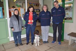 v.l.n.r. Maria Bopp (Schulleiterin der Grundschule Ahlbach), Carina Schmidt-Albrecht (ehrenamtliche Helferin des Besuchs- und Begleitungsdienstes mit Hund des Malteser Hilfsdienstes e.V.) mit Luna, Silke Kaltwasser (Leiterin des Besuchs- und Begleitungsdienstes mit Hund im Landkreis Limburg-Weilburg) und Alexander Kaltwasser (ehrenamtlicher Helfer des BBD mit Hund) freuen sich über das gelungen Pilotprojekt an der Grundschule Ahlbach. (Das Foto ist im November 2019 entstanden.)