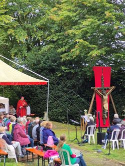 Wallfahrende beim Gottesdienst mit Bischof Dominicus auf der Wiese vor der Kirche
