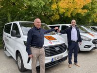 Franz Weigl übergibt einen Fahrzeugschlüssel an Steffen Schleußner