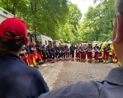 Das Bild zeigt Einsatzkräfte von ASB und MHD bei der Abschlussbesprechung.