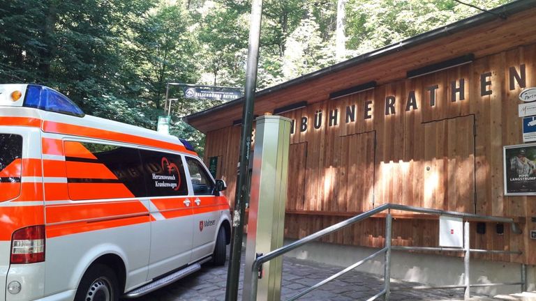 Der Herzenswunschwagen der Malteser steht vor dem Eingang der Felsenbühne Rathen.