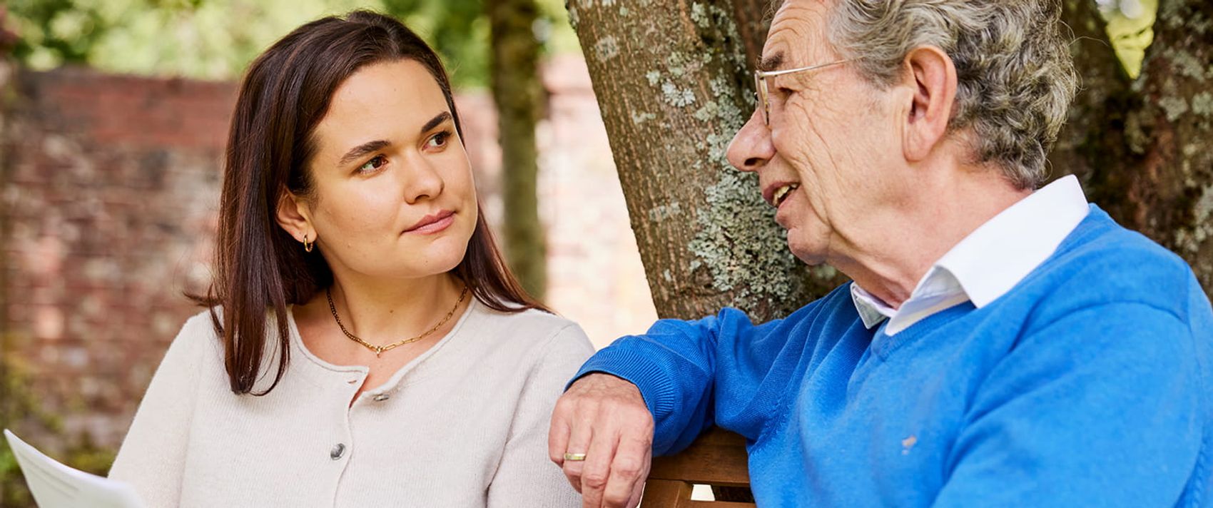 Älterer Mann und jüngere Frau sprechen über Betreuungsverfügung.