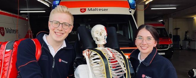 Zwei junge Menschen arbeiten als Notfallsanitäter