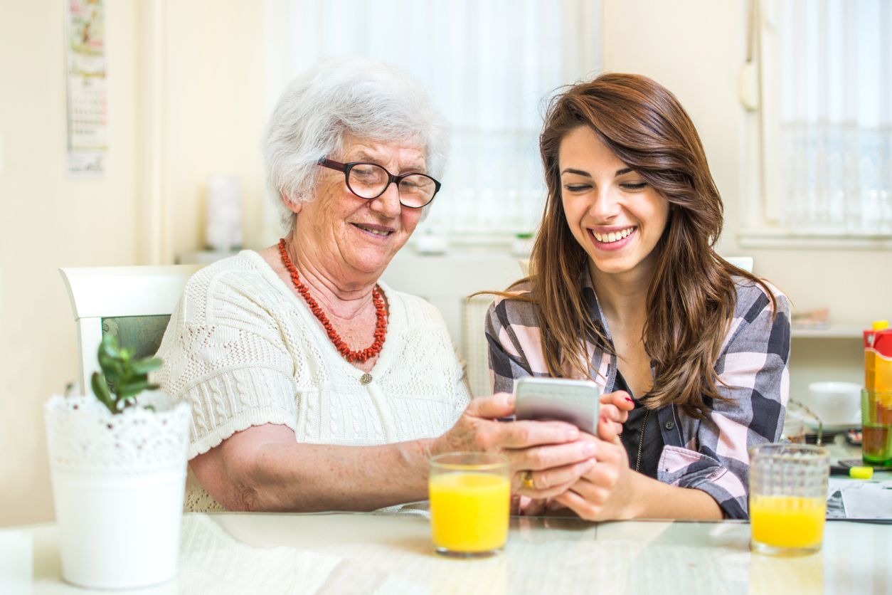 Seniorin und junge Frau 