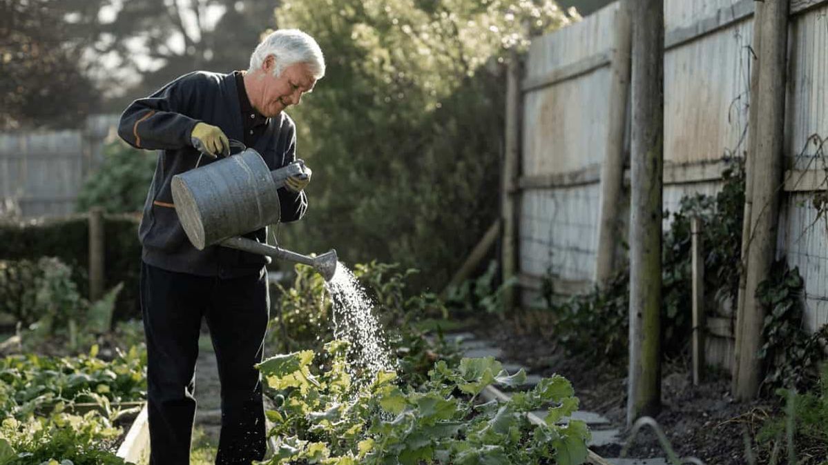 Älterer Herr hat Spaß an der Arbeit im Garten.