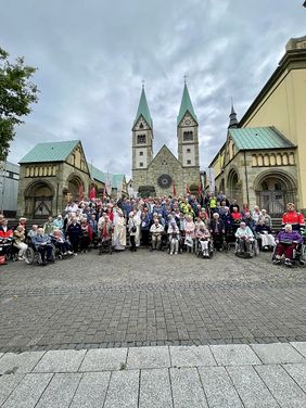 Die Malteser Pilgergruppe mit den Geistlichen vor der Wallfahrtsbasilika
