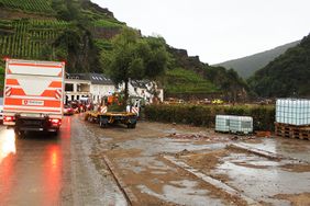 Das Juli-Hochwasser hat in vielen Regionen in Nordrhein-Westfalen und Rheinland-Pfalz dramatische Verwüstungen angerichtet. Um Betroffenen in der Phase der Schadensbeseitigung und des Wiederaufbaus helfen zu können, bietet der Malteser Hilfsdienst Unterstützungsleistungen.