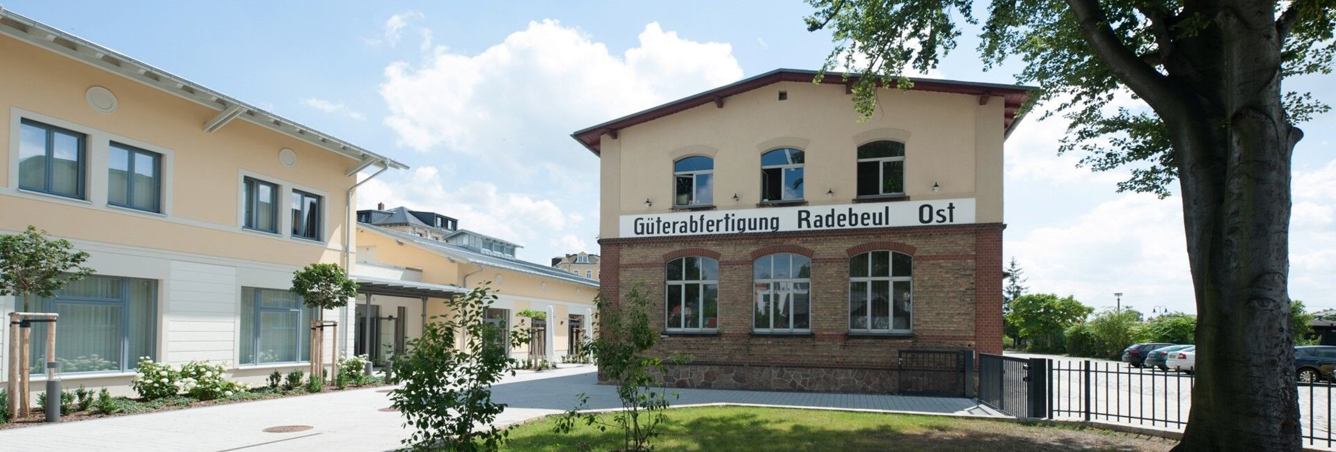 Gelände des Tagungszentrums Radebeul mit modernem Gebäude und historischem Haus‚ Güterabfertigung Radebeul Ost.