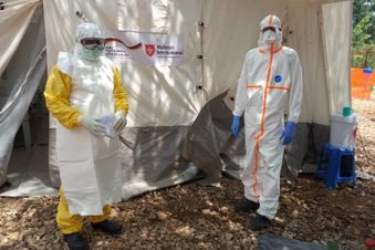 Immer wieder ist es in den vergangenen Jahren zu Ausbrüchen von Ebola und Pest im Kongo gekommen. IN Gesundheitsstationen werden Mitarbeitende mit Schutzausrüstung gegen INfektionen geschützt. Hier können sie Menschen mit Verdacht auf die Erreger helfen. Foto: Malteser International