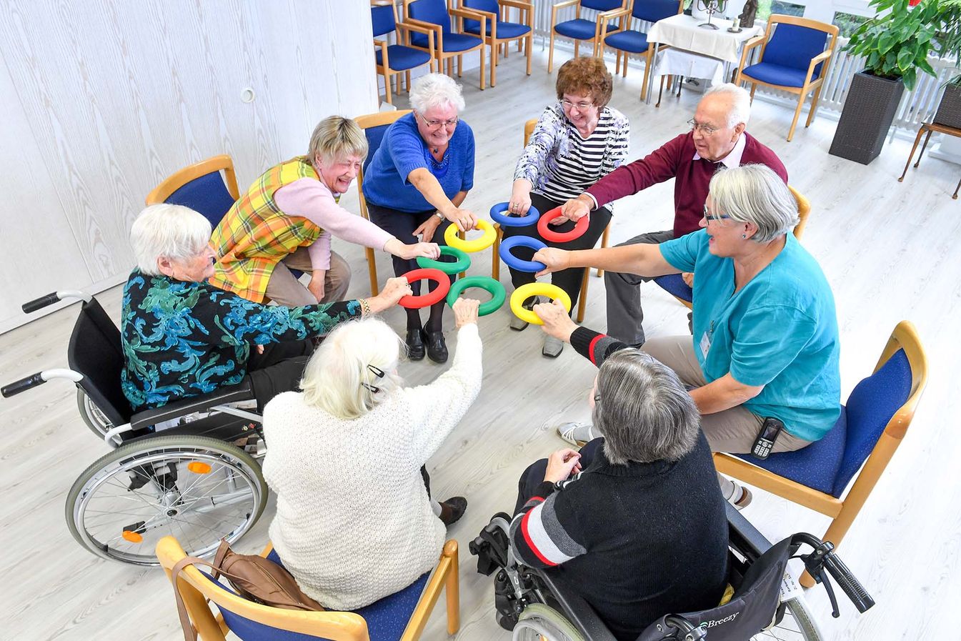 Bewohner nehmen gemeinsam an der Sitzgymnastik teil 