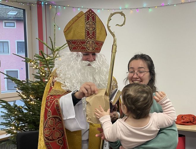 Nikolaus verteilt Geschenke