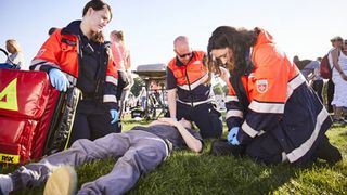 Patientenversorgung im Freien durch Malteser Einsatzkräfte