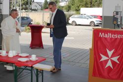 Foto: Malteser/Silvia Bergmann - Heinz-Georg Muth (links), langjähriger ehrenamtlicher Helfer beim Malteser Hilfsdienst e.V., erhält Medaille und Urkunde aus der Hand von Gregor Goetz-Knoell, Diözesangeschäftsführer Malteser Hilfsdienst e.V.