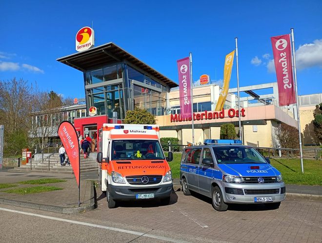 RTW und Streifenwagen vor der Raststätte Münsterland Ost