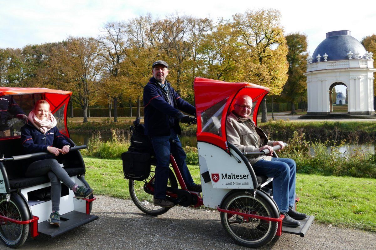 Malteser Rischaausfahrt entlang der Gracht des Großen Gartens in Hannover