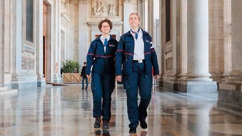 Zwei Sanitäter in Uniform gehen durch die Papstbasiliken in Rom.