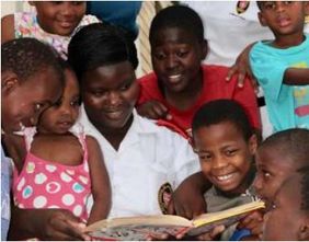 Betreuerin liest Kindern im Kinderheim ein Buch vor; Rundbrief Nr. 38, 2019