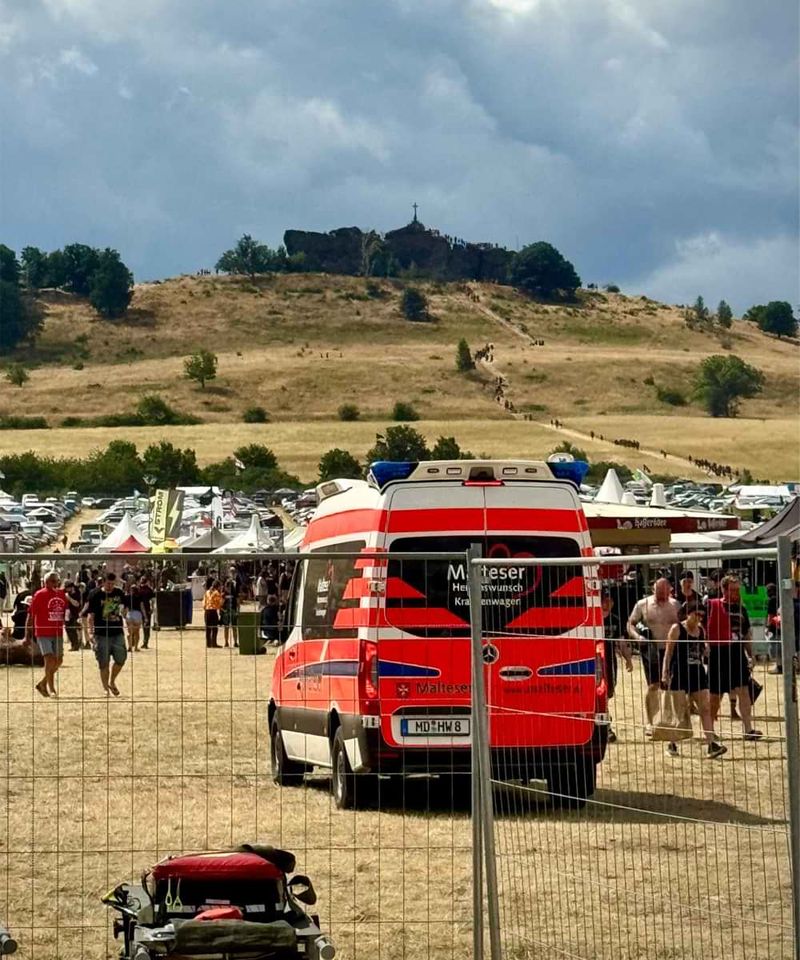 Ein Einsatzfahrzeug der Malteser auf dem Gelände des Rockharz-Festivals.