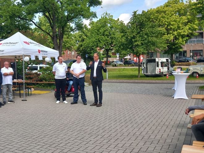 Wiard Siebels spricht bei der Eröffnung ein paar Worte.