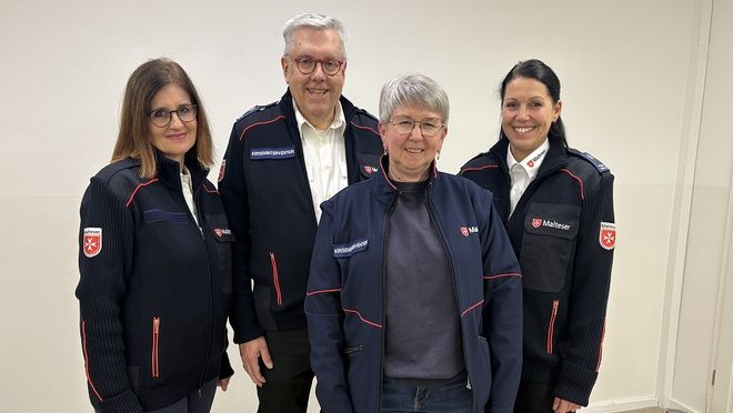 Gruppenfoto von drei Frauen und einem Mann in Malteser Dienstbekleidung.