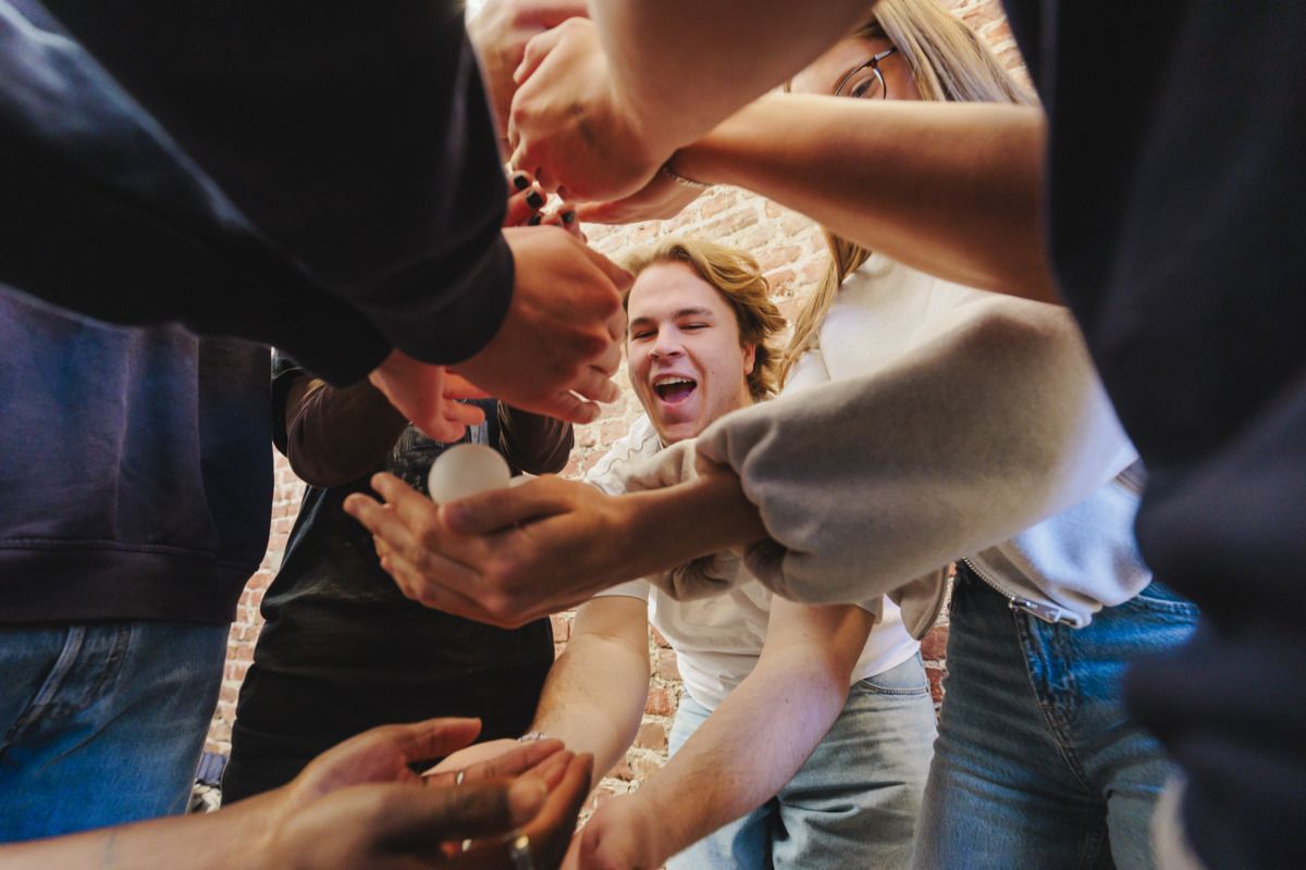 Seminarteilnehmende bei einem Teamspiel im freien