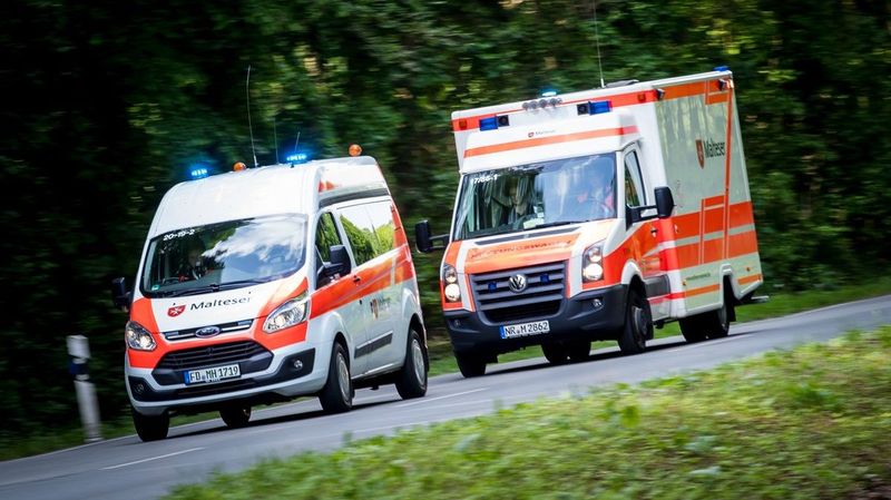 Zwei Einsatzfahrzeuge mit Blaulicht auf einer Landstraße