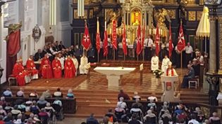 Kirche mit vielen Menschen in Malteser Kleidung, festlicher Gottesdienst