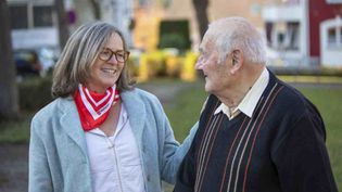 Helferin spricht mit älterem Herr