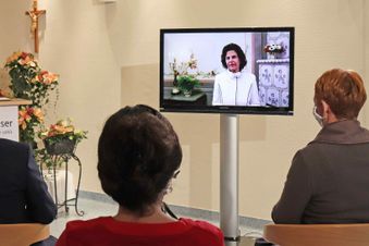 Königen Silvia gratuliert Krankenhaus-Mitarbeitenden zur Qualifizierung als erstes demenzsensibles Krankenhaus in Deutschland. Foto: Malteser / Hänsch