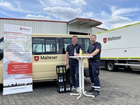 Dienststellen-Leiter Christian Görlich (links) und der Stadtbeauftragte Daniel Schwarz vor dem Hitzebus. 