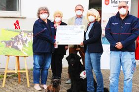 Foto © Malteser/Harald Malm: von links nach rechts: Silke Kaltwasser (ehrenamtliche Leiterin des Besuchs- und Begleitungsdienstes mit Hund der Malteser am Standort Limburg-Weilburg), Christine Zips (Vorgängerin von Prof. Dr. Karen Reimer im Amt der Präsidentin Lions Club Limburg Goldener Grund), Peter Jefremow (Präsident ab Juli Lions Club Limburg Goldener Grund), Prof. Dr. Karen Reimer (Präsidentin Lions Club Limburg Goldener Grund), Alexander Kaltwasser (ehrenamtlicher Helfer Besuchs- und Begleitungsdienst mit Hund der Malteser)