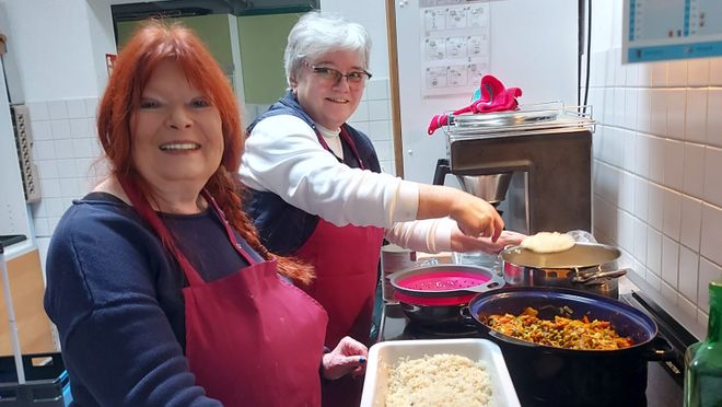 Hiltrud Gehrlein-Bischof und Ursula Walter (h.) von den Maltesern Ludwigshafen zaubern ein Sonntagsessen in der Küche. (Foto: Malteser Ludwigshafen)