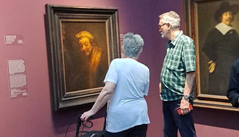 Zwei Senioren betrachten ein Bild