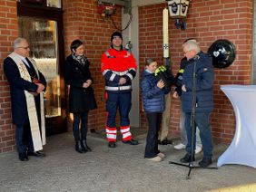 Übergabe der Defibrillatoren an Bürgermeisterin Carolin Weitzel (2. v.l.) durch Bambiniprinzessin Mia Packmor (2.v.r.) und den Präsident der Bruderschaft, Jakob Flohr (r.) 