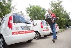 Mitarbeiter des Malteser Menüservice bringen auch in Corona-Zeiten täglich frisch zubereitete Mahlzeiten unter Einhaltung der Hygienebestimmungen an die Haustür. Foto: Fabian Helmich Photographie