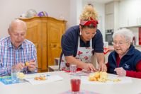 Eine Malteserin kocht mit zwei älteren Menschen
