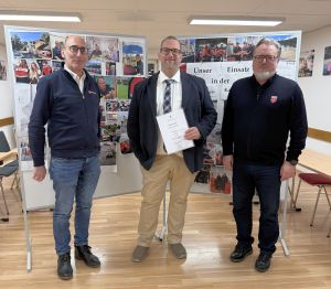 Diözesangeschäftsführer Rainer F. Breinbauer (r.) und sein Stellvertreter Werner Kloiber, der auch Rettungsdienstleiter ist (l.), gratulierten Michael Walch.