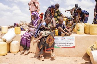 Im Norden Kenias leiden die Menschen unter großen Trockenheit. Sammelstellen für Trinkwasser sind überlebenswichtig. Foto: Mulama/Malteser International