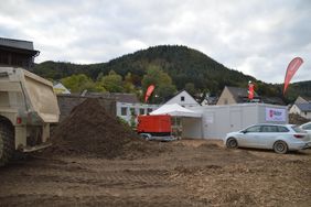 In Kreuzberg/Ahr helfen die Malteser mit einer festen Anlaufstelle den Bewohnern des Ortes. Die Wohn-Container sind jetzt bezugsfertig. Foto: Malteser