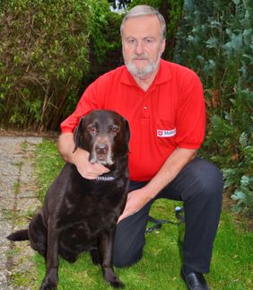 Ein Mitarbeiter des Malteser Besuchsdienstes mit einem Besuchshund – tiergestützte Begegnung zur Förderung von Lebensfreude und sozialer Teilhabe.