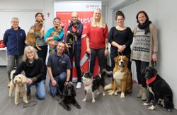 Alle Teams haben erfolgreich die Abschlussprüfung des Besuchs- und Begleitungsdienstes mit Hund bestanden: hinten v.l. Trainer Josef Schmahl, Angelika Klein mit Mara, Jutta Klee mit Pina, Nina Becker mit Klößchen, Jeannette Schulz mit Paula, Britta Gasparics mit Alva, Inken Felderhoff mit Louis und vorne v.l. Melanie Fißmer-Buhrandt mit Lucky sowie von der ehrenamtlichen Leitung Vincent Lagendijk mit Flip. Kerstin Dreeser und ihr Hund Lotte konnten an der Abschlussfeier nicht teilnehmen, aber haben ebenfalls erfolgreich bestanden. 