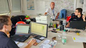 Mehrere Männer sitzen an Computern.