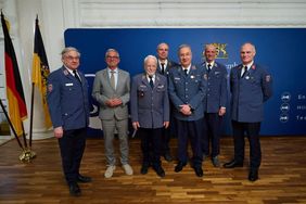 Gruppenfoto mit den ausgezeichneten Maltesern, dem Innenminister und der Leitung der Malteser Baden-Württemberg