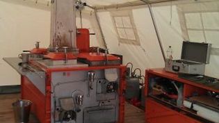 Eine Feldküche in einem Zelt