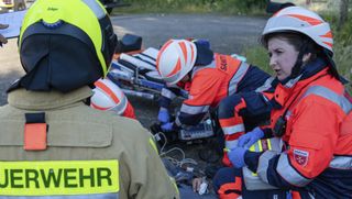 Malteser und Feuerwehr versorgen zusammen einen Verletzten an der Unfallstelle